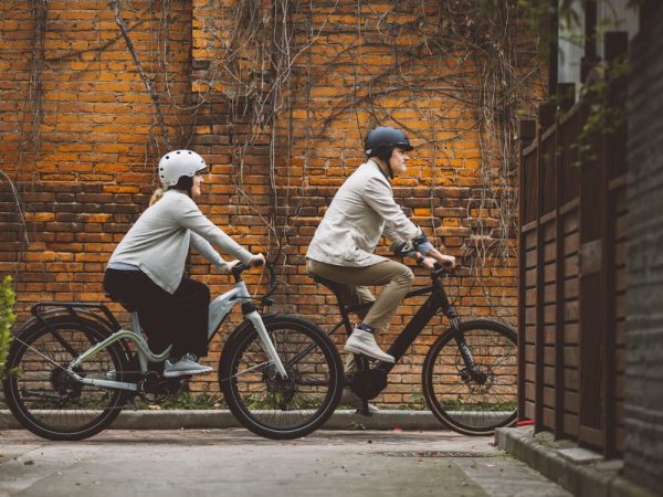 free-photo-of-couple-riding-e-bikes-in-a-city